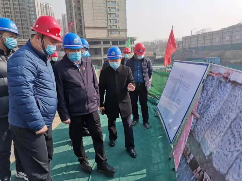 市委常委、市政府黨組成員魏建平調(diào)研左掖門游園停車場項目建設工作
